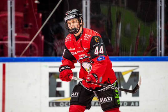 Malmö Redhawks Wille Magnertoft värmer upp innan