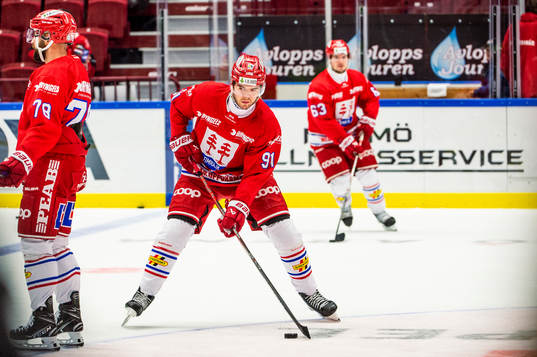 Timrås Magnus Pääjärvi värmer upp innan