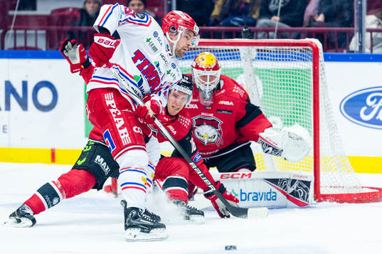 Timrås Anton Lander oroar framför Malmö Redhawks Matias