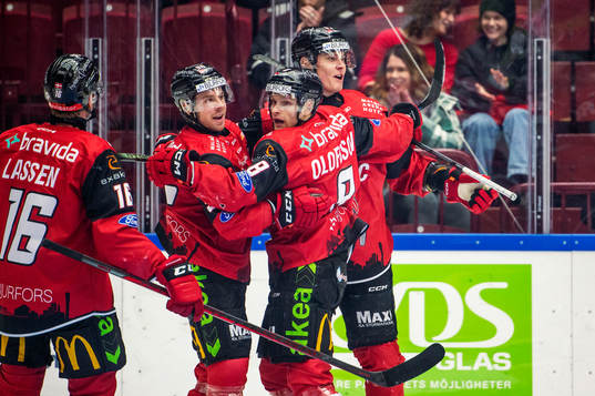 Malmö Redhawks Fredrik Händemark jublar med lagkamraterna