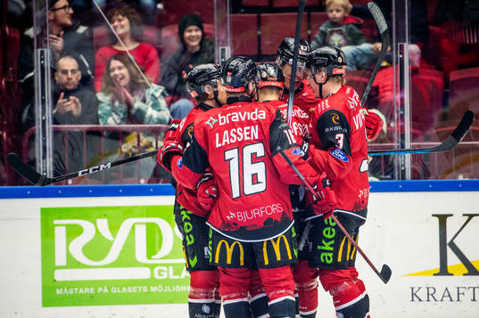 Malmö Redhawks Fredrik Händemark jublar med lagkamraterna