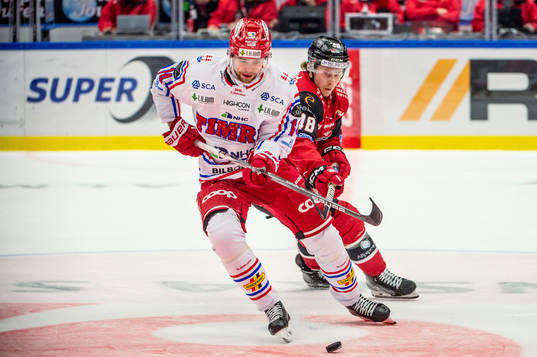 Timrås Emil Pettersson mot Malmö Redhawks Lauri Pajuniemi
