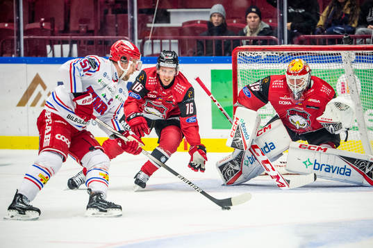 Timrås Anton Lander mot Malmö Redhawks Matias Lassen och