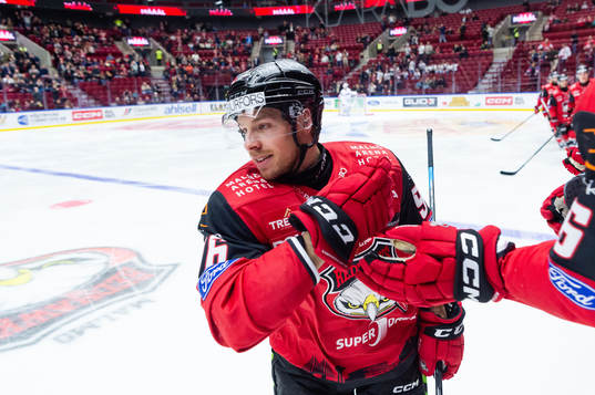 Malmö Redhawks Emil Forslund jublar