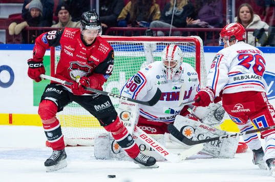 Malmö Redhawks Carl Persson oroar framför Timrås
