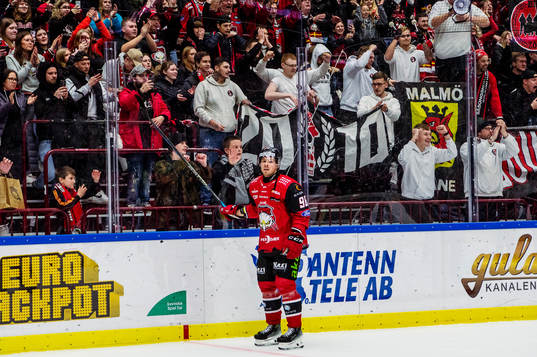Malmö Redhawks Emil Forslund jublar med publiken