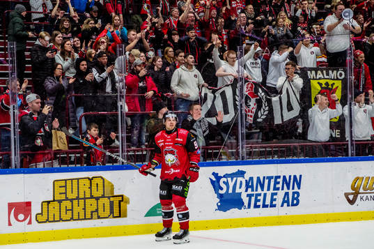 Malmö Redhawks Emil Forslund jublar med publiken