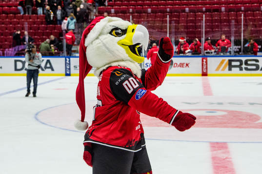 Malmö Redhawks maskot Hawkan firar