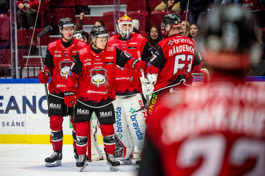 Malmö Redhawks målvakt Adam Werner jublar med