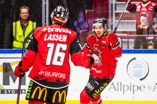 Malmö Redhawks Emil Forslund och Matias Lassen jublar