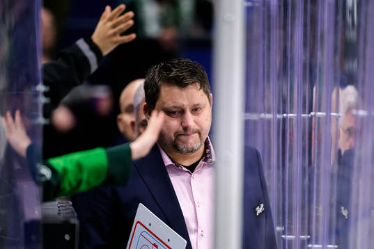 MoDos tränare Mattias Karlin deppar