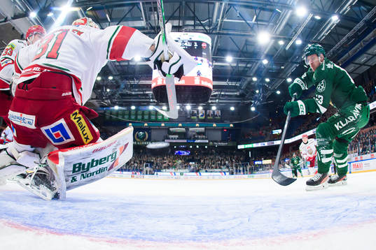 Färjestads Joel Kellman skjuter 3-1 bakom MoDos målvakt