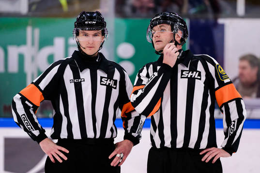 Domare Christoffer Holm och Domare Daniel Eriksson