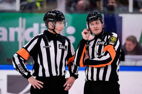Domare Christoffer Holm och Domare Daniel Eriksson