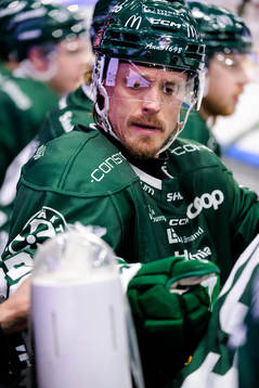 Färjestads Magnus Nygren får ispåse på armen