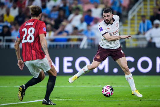 Alexander Scholz of Urawa Reds and Mateo Kovacic of