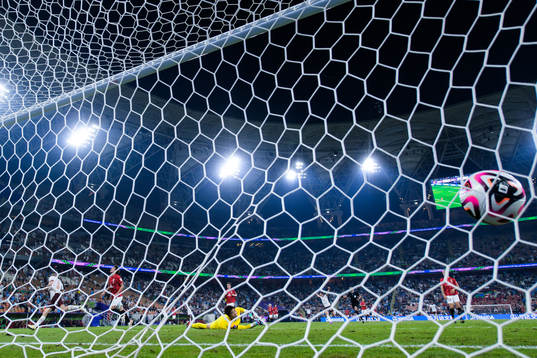 Mateo Kovacic of Manchester City scores 0-2 behind