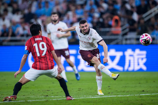 Ken Iwao of Urawa Reds and Mateo Kovacic of Manchester City