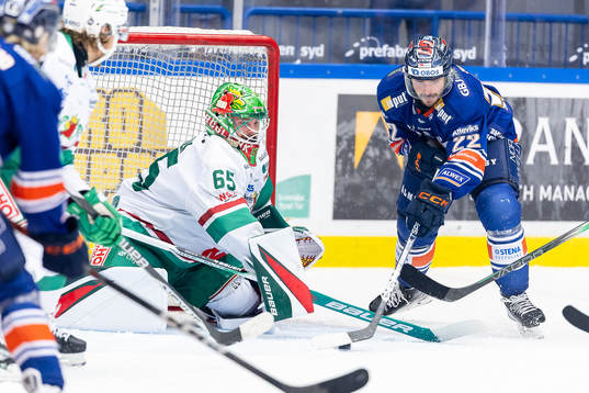 Rögles målvakt Christoffer Rifalk och Växjös Tobias