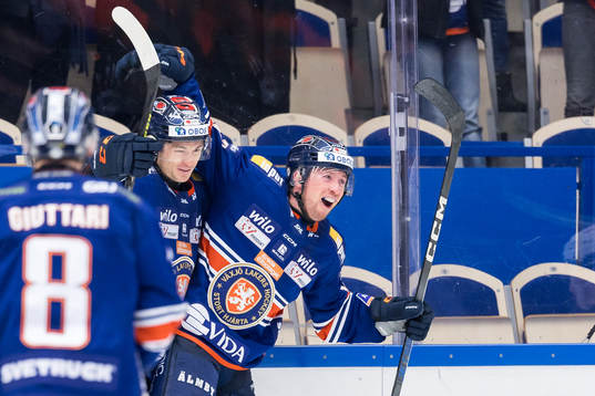Växjös Keegan Lowe och Dylan McLaughlin jublar