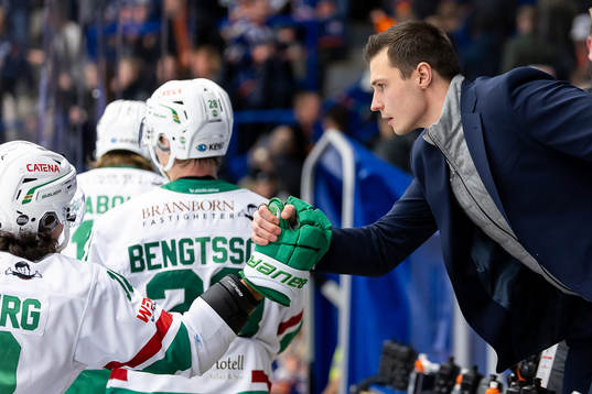 Rögles tränare Max Bohlin jublar