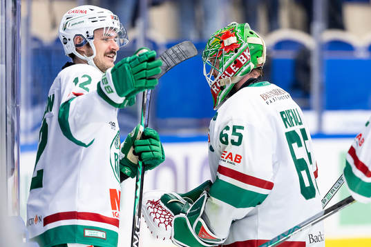 Rögles Brady Ferguson och målvakt Christoffer Rifalk