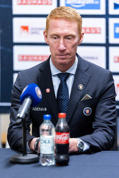Växjös tränare Jörgen Jönsson på presskonferens