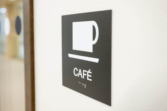 En caféskylt i Slottsskogsrinken