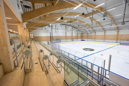 Läktare och is i Slottsskogsrinken