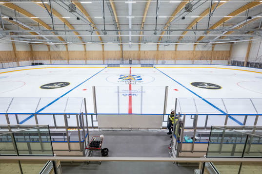 Läktare och is i Slottsskogsrinken