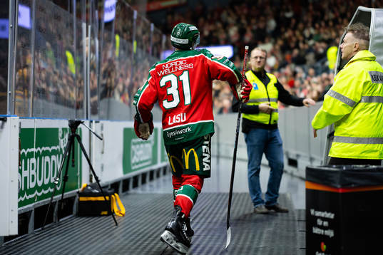 Frölundas Nicklas Lasu lämnar planen