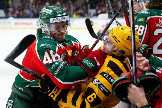 Frölundas Carl Klingberg tacklar Skellefteås Måns