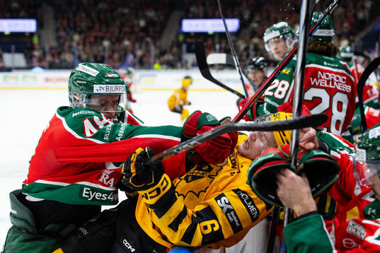 Frölundas Carl Klingberg tacklar Skellefteås Måns