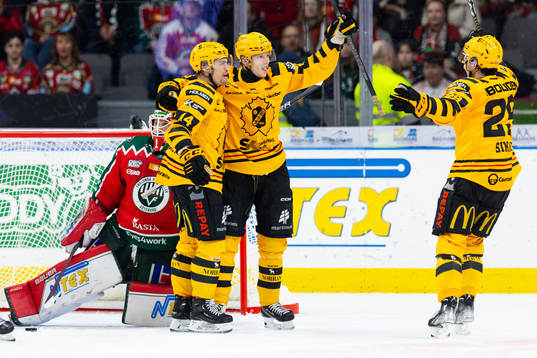 Skellefteås Linus Lindström jublar ihop med Andreas