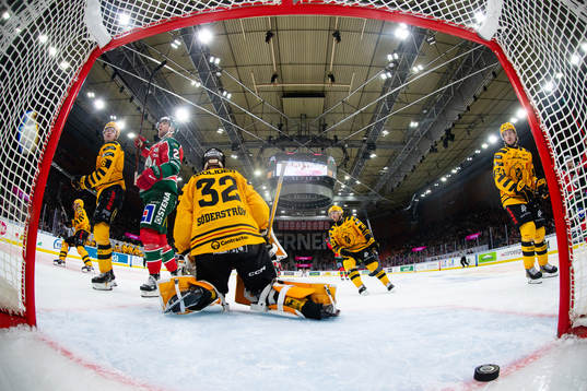 Frölundas Christian Folin jublar