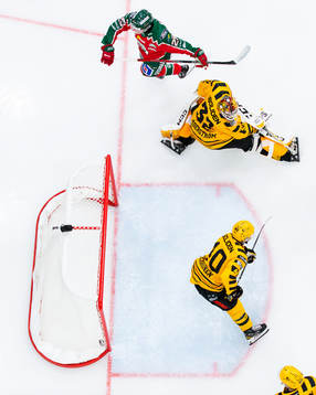 Frölundas Pontus Johansson skjuter 3-2 i mål bakom