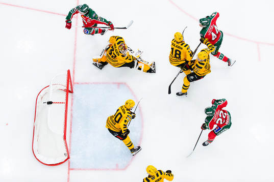 Frölundas Pontus Johansson skjuter 3-2 i mål bakom