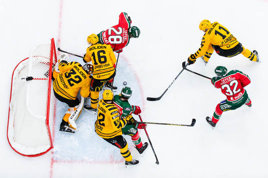 Frölundas Linus Öberg, Adam Brodecki och Noah Hasa i kamp