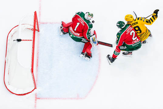 Frölundas Christian Folin håller undan Skellefteås