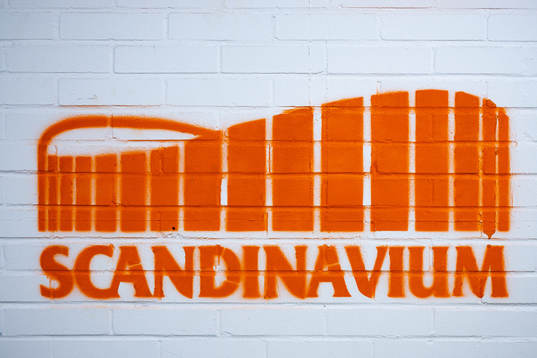 Ett sprayat schablonmotiv på en vägg i Scandiavium