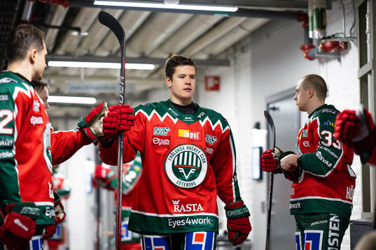 Frölundas Erik Borg innan ishockeymatchen i SHL mellan
