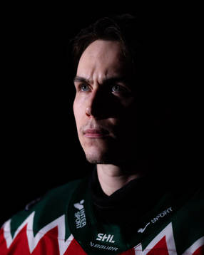 Frölundas Jere Innala innan ishockeymatchen i SHL mellan