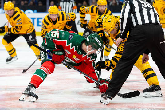 Frölundas Gustav Rydahl tekar mot Skellefteås Linus
