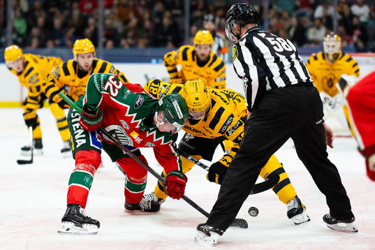 Frölundas Noah Hasa tekar mot Skellefteås Elias Stenman