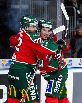 Frölundas Pontus Johansson jublar ihop med Linus Nässen