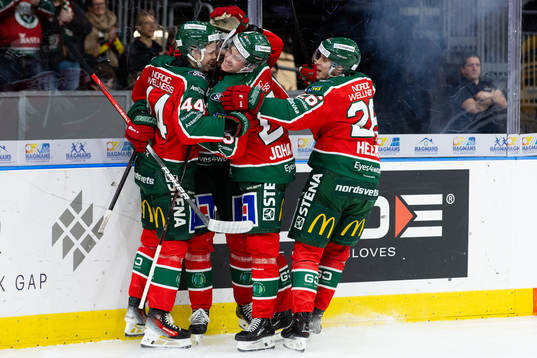 Frölundas Pontus Johansson jublar med lagkamrater