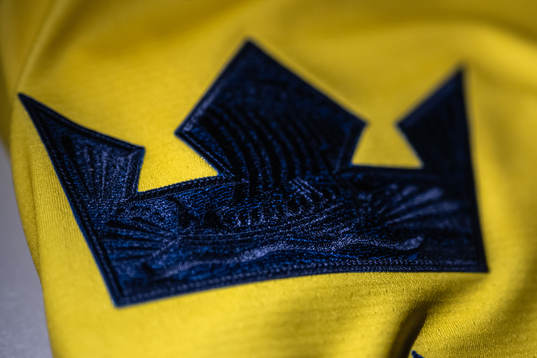Details of the Swedish crowns of the march jersey of the