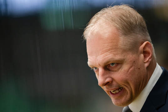 Head coach Magnus Hävelid of Sweden
