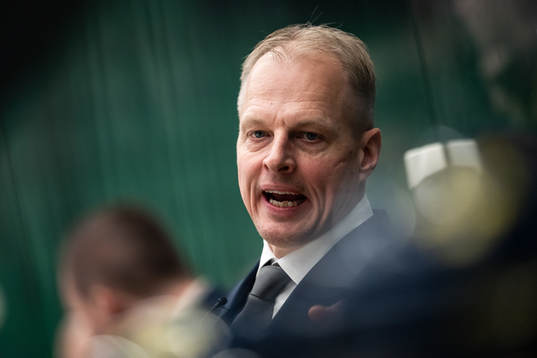 Head coach Magnus Hävelid of Sweden