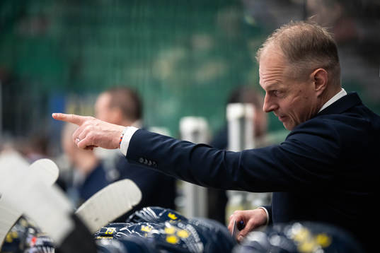 Head coach Magnus Hävelid of Sweden
